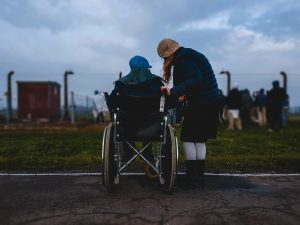 deux personnes en plein air